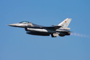 Kleine Brogel, Belçika - 12 Eylül 2013: Askeri savaş uçağı hava üssünde. Hava Kuvvetleri uçuş operasyonu. Havacılık ve uçak. Hava savunması. Belçika Hava Kuvvetleri F-16.