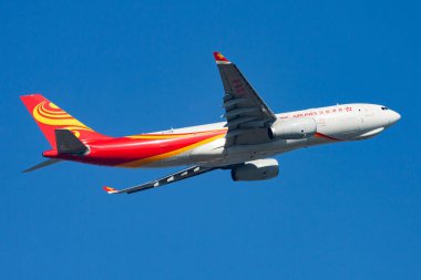 Hong Kong / Çin - 1 Aralık 2013: Hong Kong Havayolları Cargo Airbus A330-200 B-LNW kargo uçağı Hong Kong Chek Kok Havalimanı 'ndan havalanıyor.