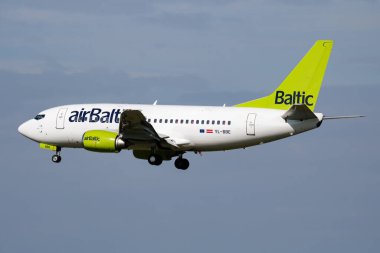 Amsterdam, Hollanda - 3 Temmuz 2017: Hava Baltık yolcu uçağı havaalanında. Uçuş planını ayarlayın. Havacılık ve uçak. Hava ulaşımı. Küresel uluslararası ulaşım. Uç ve uç.