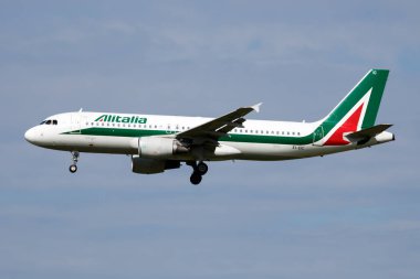 Amsterdam, Hollanda - 3 Temmuz 2017: Alitalia yolcu uçağı havaalanında. Uçuş planını ayarlayın. Havacılık ve uçak. Hava ulaşımı. Küresel uluslararası ulaşım. Uç ve uç.