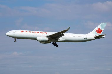 Amsterdam / Hollanda - 3 Temmuz 2017: Air Canada Airbus A330-300 C-GFAF yolcu uçağı Amsterdam Schipol Havaalanına iniş yaptı