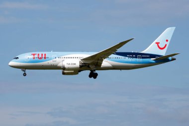 Amsterdam, Hollanda - 3 Temmuz 2017: Havaalanında TUI Tuifly yolcu uçağı. Uçuş planını ayarlayın. Havacılık ve uçak. Hava ulaşımı. Küresel uluslararası ulaşım. Uç ve uç.
