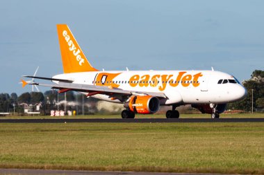 Amsterdam / Hollanda - 13 Ağustos 2014: EasyJet özel çıkartma Airbus A319 G-EZBG yolcu uçağı Amsterdam Schipol Havaalanına iniş ve iniş