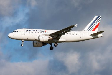 Amsterdam, Hollanda - 14 Ağustos 2014: Air France yolcu uçağı havaalanında. Uçuş planını ayarlayın. Havacılık ve uçak. Hava ulaşımı. Küresel uluslararası ulaşım. Uç ve uç.