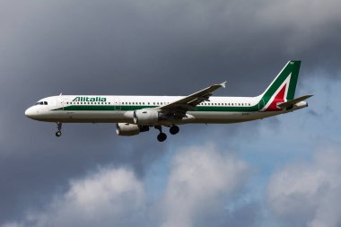 Amsterdam, Hollanda - 14 Ağustos 2014: Alitalia yolcu uçağı havaalanında. Uçuş planını ayarlayın. Havacılık ve uçak. Hava ulaşımı. Küresel uluslararası ulaşım. Uç ve uç.