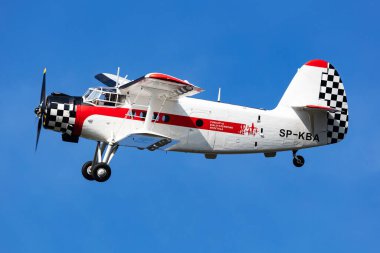 Radom, Polonya - 25 Ağustos 2023: Sivil küçük uçak. Aeroclub ve özel uçak. Sivil ve genel havacılık. Günbatımı ve gece şovu. Hava gösterisi görüntüsü.