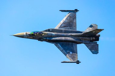 Radom, Polonya - 26 Ağustos 2023: Yunan Hava Kuvvetleri Lockheed F-16 Falcon savaş uçağı uçuşu. Havacılık ve askeri uçak.
