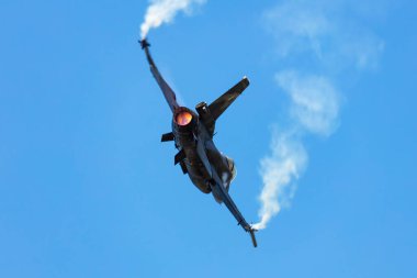 Radom, Polonya - 26 Ağustos 2023: Yunan Hava Kuvvetleri Lockheed F-16 Falcon savaş uçağı uçuşu. Havacılık ve askeri uçak.