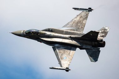 Radom, Polonya - 26 Ağustos 2023: Yunan Hava Kuvvetleri Lockheed F-16 Falcon savaş uçağı uçuşu. Havacılık ve askeri uçak.