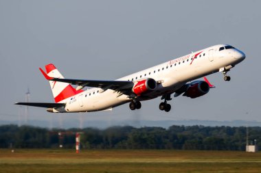 Viyana, Avusturya - 13 Mayıs 2018: Avusturya Havayolları Embraer ERJ-195 OE-LWC yolcu uçağı Viyana Havalimanı 'ndan havalanıyor