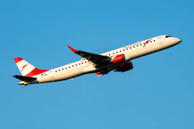 Viyana, Avusturya - 13 Mayıs 2018: Avusturya Havayolları Embraer ERJ-195 OE-LWC yolcu uçağı Viyana Havalimanı 'ndan havalanıyor