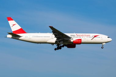 Viyana, Avusturya - 20 Mayıs 2018: Avusturya Havayolları Boeing 777-200 OE-LPD yolcu uçağı Viyana Havaalanına iniş ve iniş yaptı