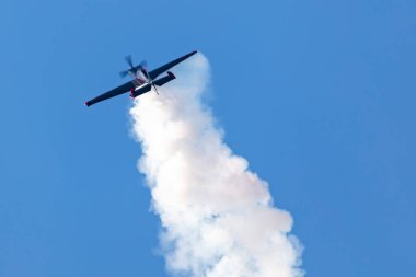 Radom, Polonya - 25 Ağustos 2023: Sivil küçük uçak. Aeroclub ve özel uçak. Sivil ve genel havacılık. Günbatımı ve gece şovu. Hava gösterisi görüntüsü.