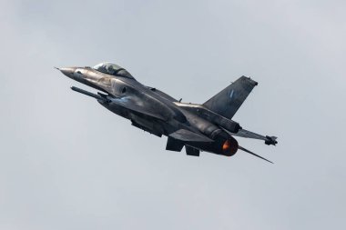 Radom, Polonya - 27 Ağustos 2023: Yunan Hava Kuvvetleri Lockheed F-16 Falcon savaş uçağı uçuşu. Havacılık ve askeri uçak.