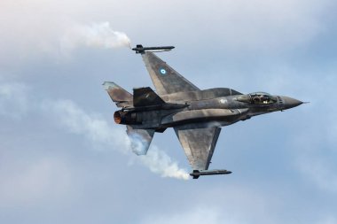 Radom, Polonya - 27 Ağustos 2023: Yunan Hava Kuvvetleri Lockheed F-16 Falcon savaş uçağı uçuşu. Havacılık ve askeri uçak.