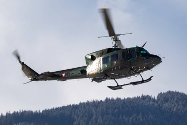 Zell am See, Avusturya - 19 Şubat 2018: Hava üssünde askeri helikopter. Hava kuvvetleri uçuş ulaşımı. Havacılık ve rotorcraft. Nakliye ve hava taşımacılığı. Askeri endüstri. Uç ve uç.