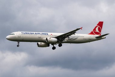 Hamburg, Almanya - 5 Temmuz 2017: Türk Havayolları yolcu uçağı havaalanında. Uçuş planını ayarlayın. Havacılık ve uçak. Hava ulaşımı. Küresel uluslararası ulaşım. Uç ve uç.