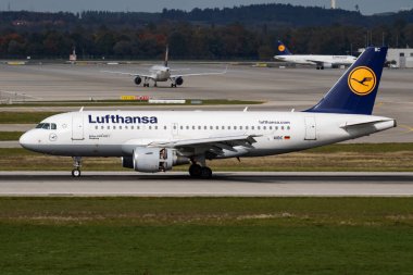 Münih / Almanya - 4 Ekim 2017: Lufthansa Airbus A319 D-AIBC yolcu uçağı Münih Havaalanına iniş yaptı