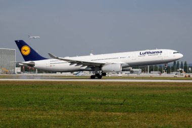 Münih, Almanya - 30 Ağustos 2016: Lufthansa yolcu uçağı havaalanında. Uçuş planını ayarlayın. Havacılık ve uçak. Hava ulaşımı. Küresel uluslararası ulaşım. Uç ve uç.