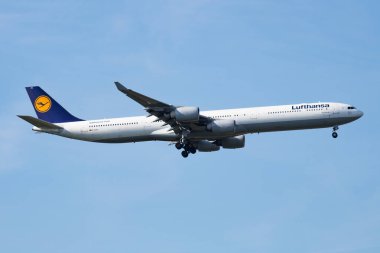 Münih, Almanya - 30 Ağustos 2016: Lufthansa yolcu uçağı havaalanında. Uçuş planını ayarlayın. Havacılık ve uçak. Hava ulaşımı. Küresel uluslararası ulaşım. Uç ve uç.