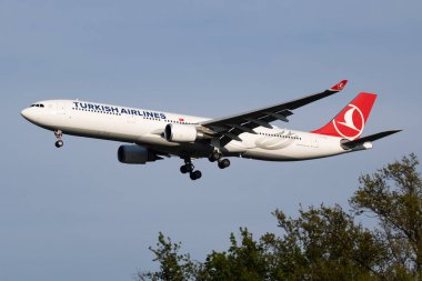 Milan, İtalya - 7 Nisan 2017: Türk Havayolları yolcu uçağı havaalanında. Uçuş planını ayarlayın. Havacılık ve uçak. Hava ulaşımı. Küresel uluslararası ulaşım. Uç ve uç.