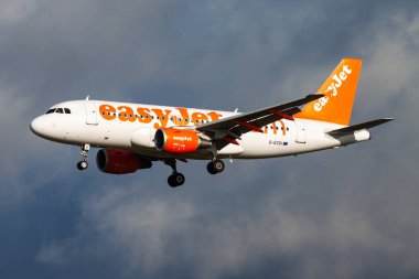 Amsterdam, Hollanda - 14 Ağustos 2014: Havaalanında EasyJet yolcu uçağı. Uçuş planını ayarlayın. Havacılık ve uçak. Hava ulaşımı. Küresel uluslararası ulaşım. Uç ve uç.