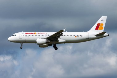 Amsterdam, Hollanda - 14 Ağustos 2014: Iberia Airlines yolcu uçağı havaalanında. Uçuş planını ayarlayın. Havacılık ve uçak. Hava ulaşımı. Küresel uluslararası ulaşım. Uç ve uç.
