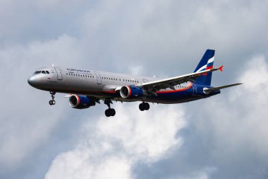 Amsterdam, Hollanda - 14 Ağustos 2014: Aeroflot yolcu uçağı havaalanında. Uçuş planını ayarlayın. Havacılık ve uçak. Hava ulaşımı. Küresel uluslararası ulaşım. Uç ve uç.