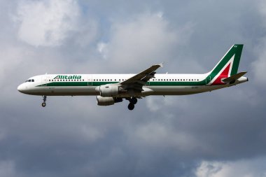 Amsterdam, Hollanda - 14 Ağustos 2014: Alitalia yolcu uçağı havaalanında. Uçuş planını ayarlayın. Havacılık ve uçak. Hava ulaşımı. Küresel uluslararası ulaşım. Uç ve uç.