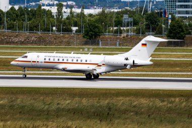 Münih / Almanya - 11 Temmuz 2017: Alman Hava Kuvvetleri Luftwaffe Embraer Global 5000 (BD-700-1A11) 1401 yolcu uçağı Münih Havalimanı 'na indi