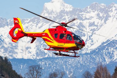 Zell am See, Avusturya - 21 Mart 2012: Havaalanı ve havaalanında tıbbi helikopter. Rotorcraft ve medikopter. Genel havacılık endüstrisi. Hava ambulansı taşımacılığı. Hava ulaşımı. Uç ve uç.