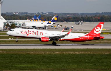 Münih / Almanya - 4 Ekim 2017: Air Berlin Airbus A321 OE-JOX yolcu uçağı Münih Havaalanına iniş yaptı