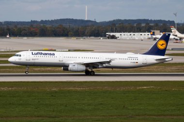 Münih / Almanya - 4 Ekim 2017: Lufthansa Airbus A321 D-AIDB yolcu uçağı Münih Havalimanı 'ndan kalkıyor