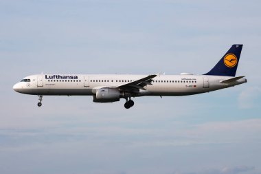 Münih / Almanya - 4 Ekim 2017: Lufthansa Airbus A321 D-AIDF yolcu uçağı Münih Havaalanına iniş yaptı