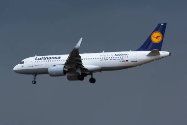 Frankfurt, Almanya - 28 Haziran 2017: Lufthansa yolcu uçağı havaalanında. Uçuş planını ayarlayın. Havacılık ve uçak. Hava ulaşımı. Küresel uluslararası ulaşım. Uç ve uç.