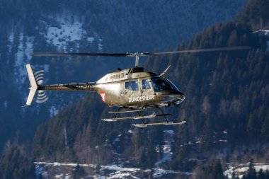 Zell am See, Avusturya - 19 Şubat 2018: Hava üssünde askeri helikopter. Hava kuvvetleri uçuş ulaşımı. Havacılık ve rotorcraft. Nakliye ve hava taşımacılığı. Askeri endüstri. Uç ve uç.