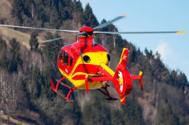 Zell am See, Avusturya - 22 Mart 2013: Havaalanı ve havaalanında tıbbi helikopter. Rotorcraft ve medikopter. Genel havacılık endüstrisi. Hava ambulansı taşımacılığı. Hava ulaşımı. Uç ve uç.