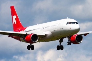 Salzburg, Avusturya - 20 Mayıs 2013: Air Malta yolcu uçağı havaalanında. Uçuş planını ayarlayın. Havacılık ve uçak. Hava ulaşımı. Küresel uluslararası ulaşım. Uç ve uç.
