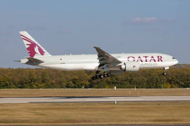 Budapeşte, Macaristan - 17 Ekim 2021: Katar Havayolları Kargo Boeing 777-200 kargo uçağı havaalanında. Hava nakliyesi ve nakliyesi. Havacılık ve uçak. Ulaşım endüstrisi. Ulaşım. Uç ve uç.