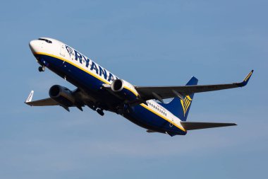 Budapeşte, Macaristan - 17 Ekim 2021: Ryanair Boeing 737-800 yolcu uçağı havaalanında. Havacılık ve uçak. Hava taşımacılığı ve seyahat. Uluslararası ulaşım. Uç ve uç.