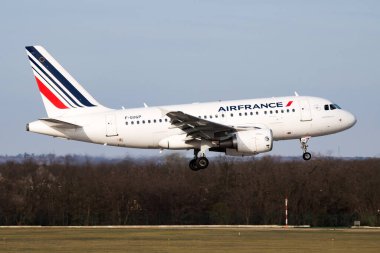 Budapeşte, Macaristan - 1 Nisan 2016: Air France yolcu uçağı havaalanında. Uçuş planını ayarlayın. Havacılık ve uçak. Hava ulaşımı. Küresel uluslararası ulaşım. Uç ve uç.