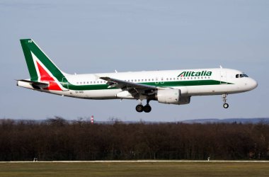 Budapeşte, Macaristan - 1 Nisan 2016: Alitalia yolcu uçağı havaalanında. Uçuş planını ayarlayın. Havacılık ve uçak. Hava ulaşımı. Küresel uluslararası ulaşım. Uç ve uç.