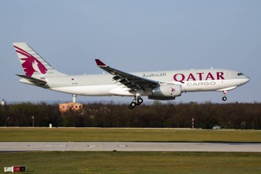 Budapeşte, Macaristan - 6 Nisan 2016: Katar Havayolları kargo uçağı havaalanında. Hava nakliyesi ve nakliyesi. Havacılık ve uçak. Ulaşım endüstrisi. Küresel uluslararası ulaşım. Uç ve uç.