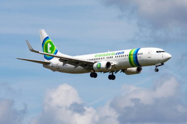 Amsterdam, Hollanda - 14 Ağustos 2014: Transavia yolcu uçağı havaalanında. Uçuş planını ayarlayın. Havacılık ve uçak. Hava ulaşımı. Küresel uluslararası ulaşım. Uç ve uç.