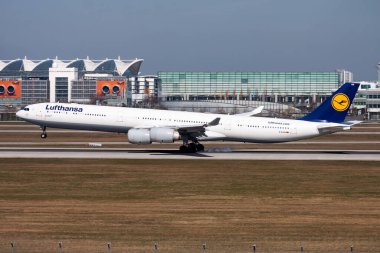 Münih, Almanya - 30 Mart 2014: Lufthansa yolcu uçağı havaalanında. Uçuş planını ayarlayın. Havacılık ve uçak. Hava ulaşımı. Küresel uluslararası ulaşım. Uç ve uç.