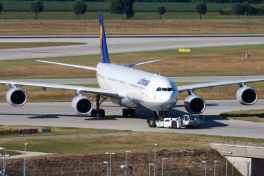 Münih, Almanya - 6 Temmuz 2014: Lufthansa yolcu uçağı havaalanında. Uçuş planını ayarlayın. Havacılık ve uçak. Hava ulaşımı. Küresel uluslararası ulaşım. Uç ve uç.