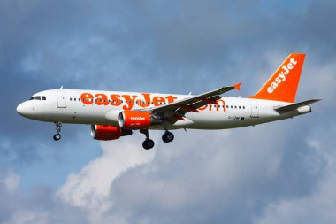 Amsterdam, Hollanda - 14 Ağustos 2014: Havaalanında EasyJet yolcu uçağı. Uçuş planını ayarlayın. Havacılık ve uçak. Hava ulaşımı. Küresel uluslararası ulaşım. Uç ve uç.