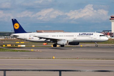 Frankfurt, Almanya - 18 Ağustos 2014: Lufthansa yolcu uçağı havaalanında. Uçuş planını ayarlayın. Havacılık ve uçak. Hava ulaşımı. Küresel uluslararası ulaşım. Uç ve uç.