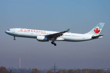 Münih, Almanya - 30 Mart 2014: Air Canada yolcu uçağı havaalanında. Uçuş planını ayarlayın. Havacılık ve uçak. Hava ulaşımı. Küresel uluslararası ulaşım. Uç ve uç.