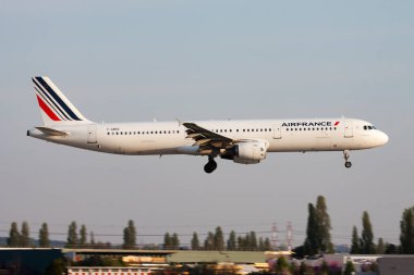 Paris, Fransa - 18 Nisan 2015: Air France yolcu uçağı havaalanında. Uçuş planını ayarlayın. Havacılık ve uçak. Hava ulaşımı. Küresel uluslararası ulaşım. Uç ve uç.